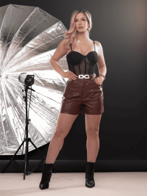 SHORT COURO COM CINTO